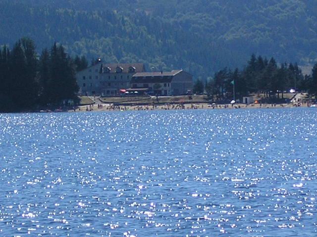 LE  LAC D'ISSARLES
PLAGE 3 KM
PÉDALO
PÈCHE
PARCOURT